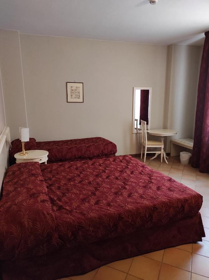 פוליניו Hotel Le Mura מראה חיצוני תמונה