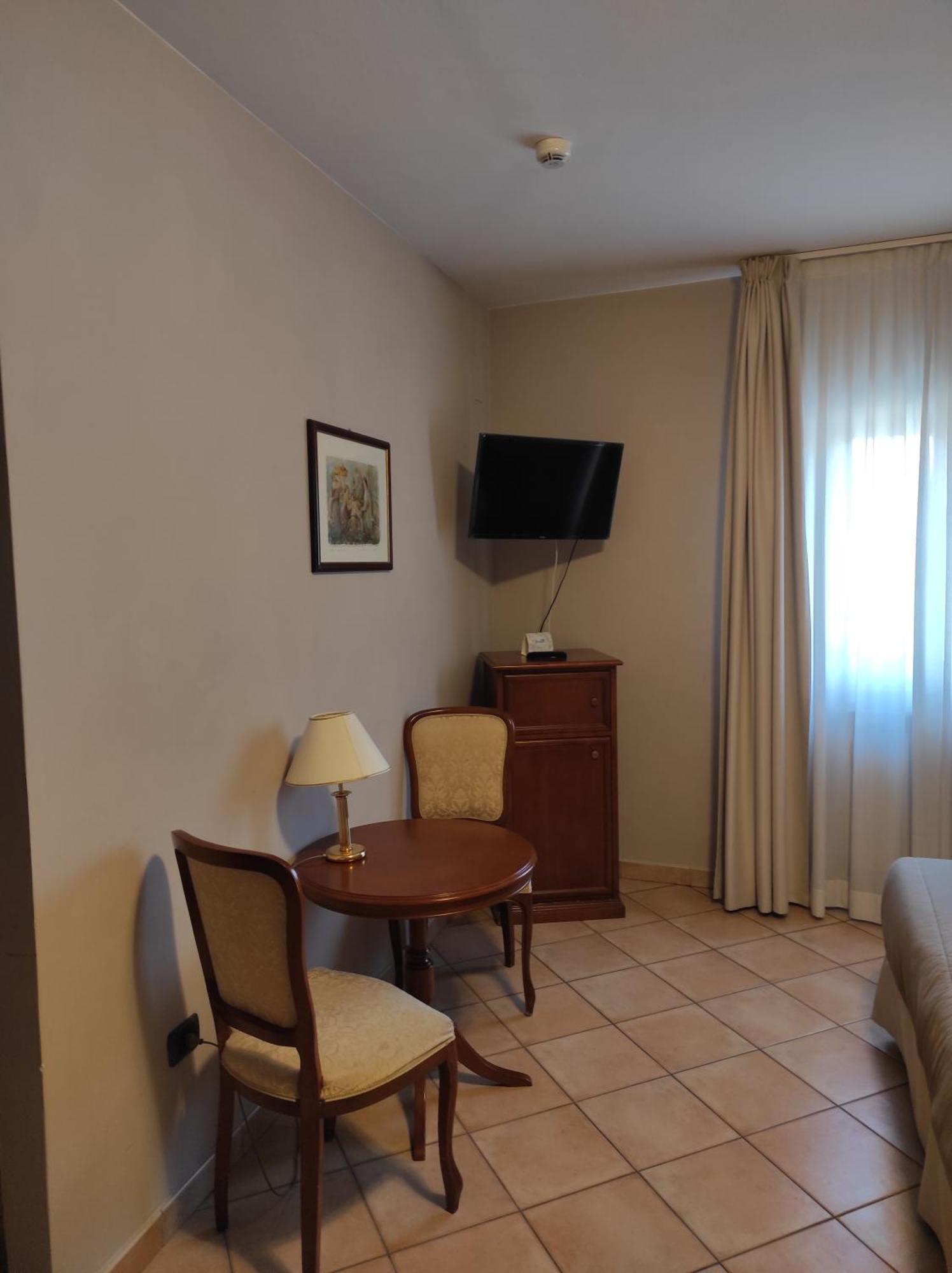 פוליניו Hotel Le Mura מראה חיצוני תמונה
