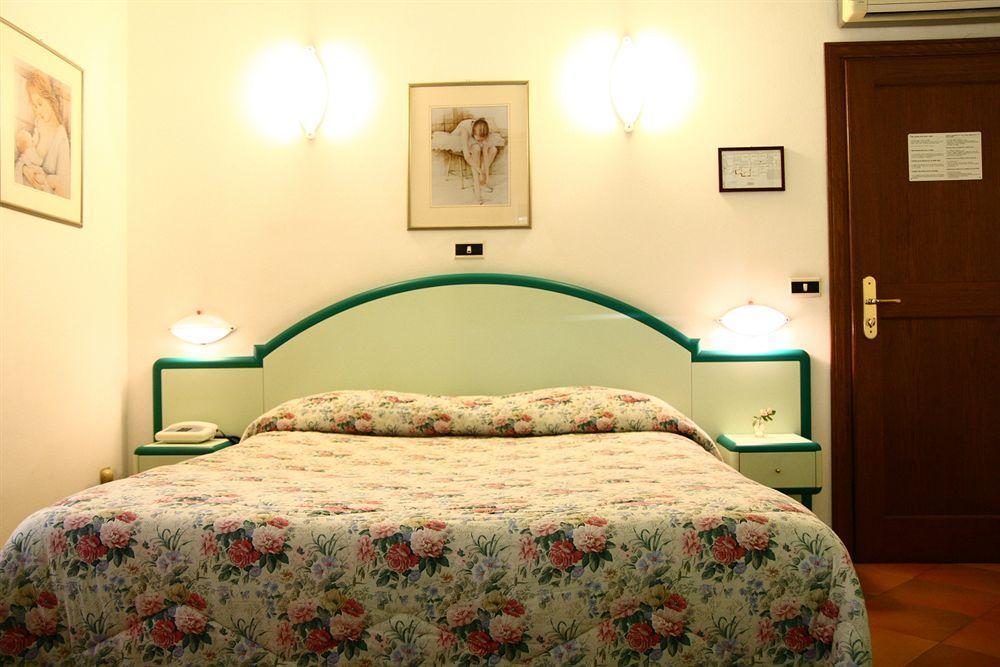 פוליניו Hotel Le Mura מראה חיצוני תמונה
