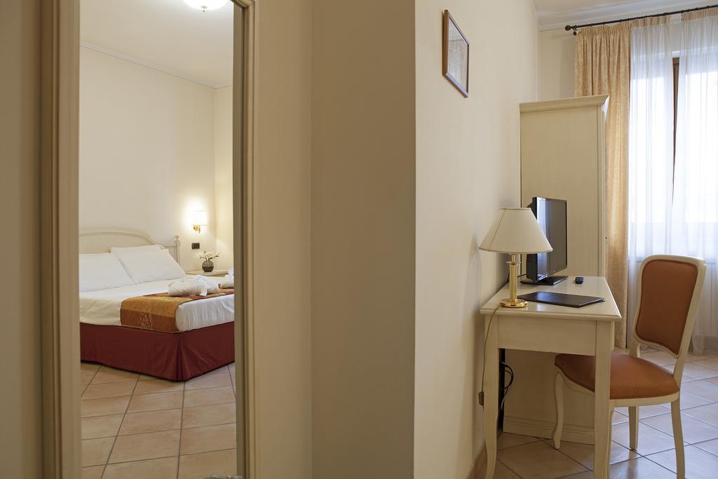 פוליניו Hotel Le Mura מראה חיצוני תמונה