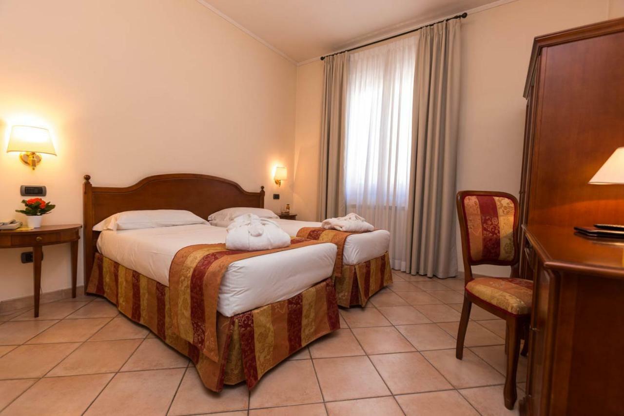 פוליניו Hotel Le Mura מראה חיצוני תמונה